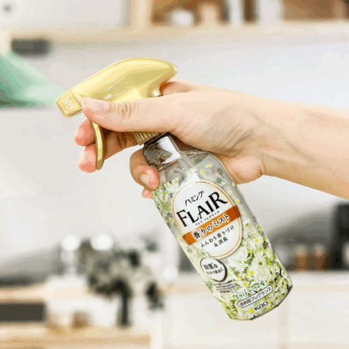 Xịt thơm và làm phẳng quần áo hương hoa trắng KAO
