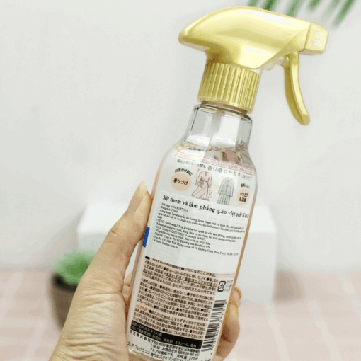 Xịt thơm và làm phẳng quần áo hương hoa trắng KAO