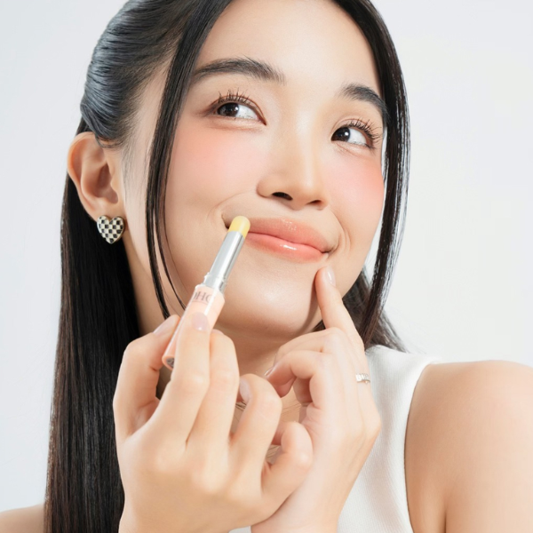 Tại sao thoa son dưỡng liên tục mà môi vẫn khô (2)