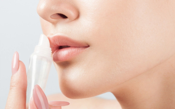 Tại sao thoa son dưỡng liên tục mà môi vẫn khô (2)